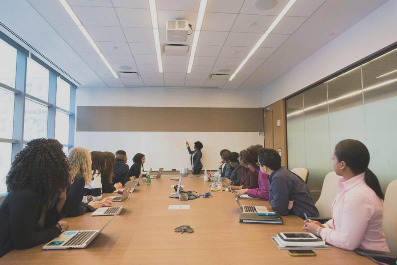 Équipe en discussion autour d'une table de travail